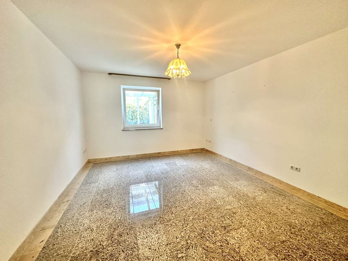 Schlafzimmer Exklusive 4-Zi.-Garten-Whg. in der Lerchenau – Moderne Ausstattung und viel Komfort