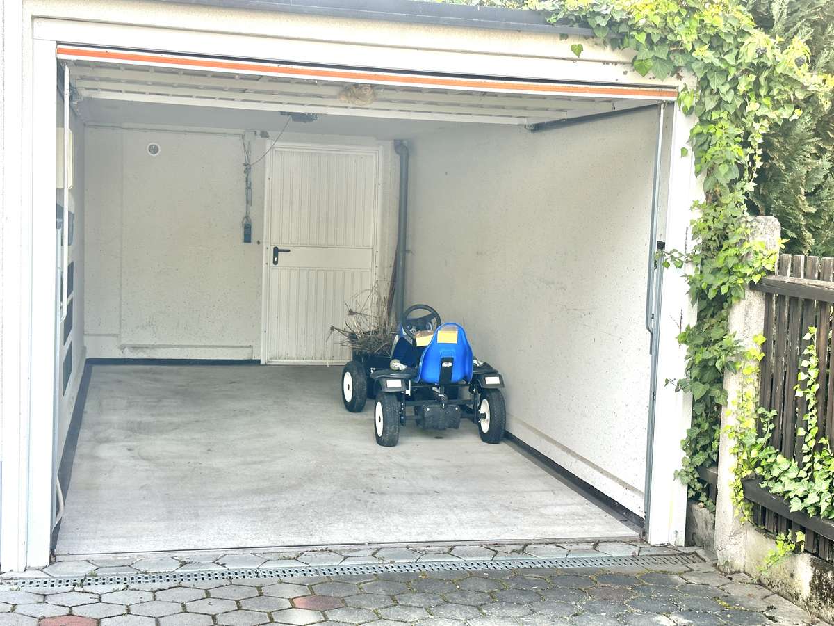 Garage + Außenstellplatz Exklusive 4-Zi.-Garten-Whg. in der Lerchenau – Moderne Ausstattung und viel Komfort