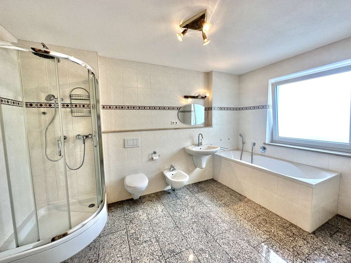 Badezimmer Exklusive 4-Zi.-Garten-Whg. in der Lerchenau – Moderne Ausstattung und viel Komfort