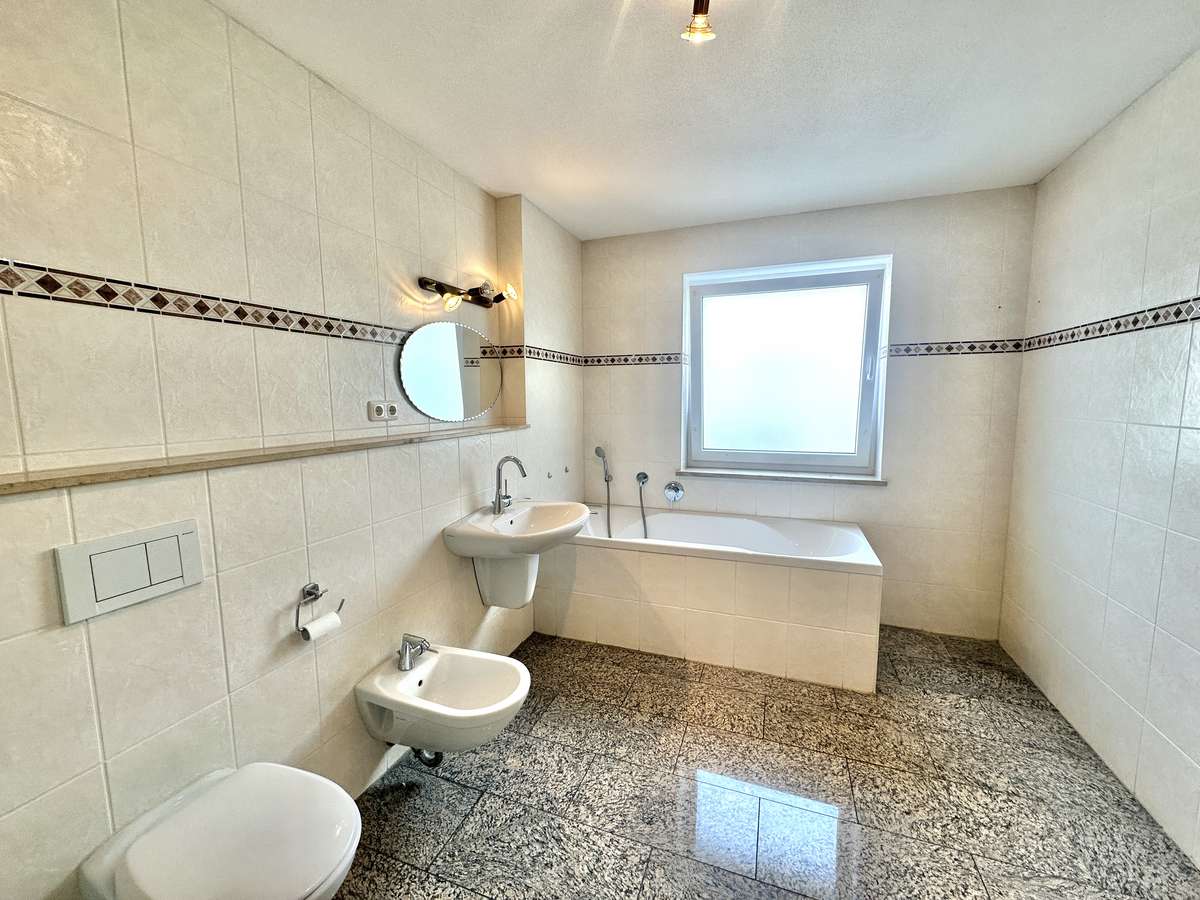 Badezimmer Exklusive 4-Zi.-Garten-Whg. in der Lerchenau – Moderne Ausstattung und viel Komfort
