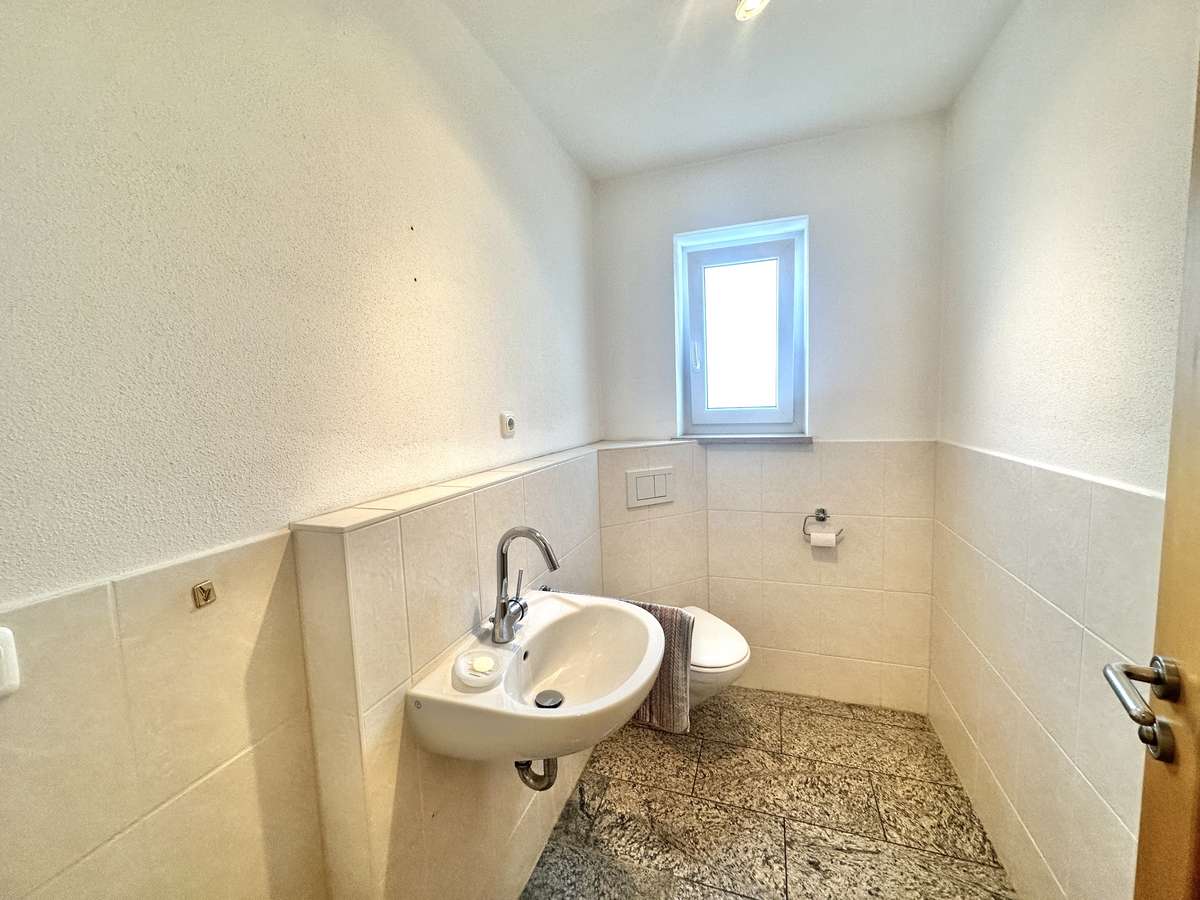 Gäste-WC Exklusive 4-Zi.-Garten-Whg. in der Lerchenau – Moderne Ausstattung und viel Komfort