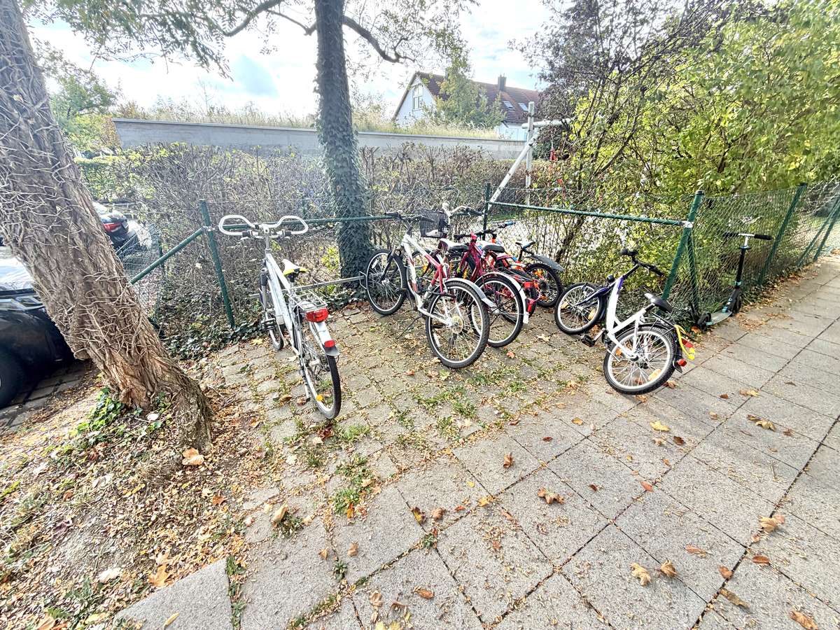 Fahrrad Außenstellplatz Sonnige TRAUM-Dachterrassenwhg. mit EBK in Unterschleißheim / S1