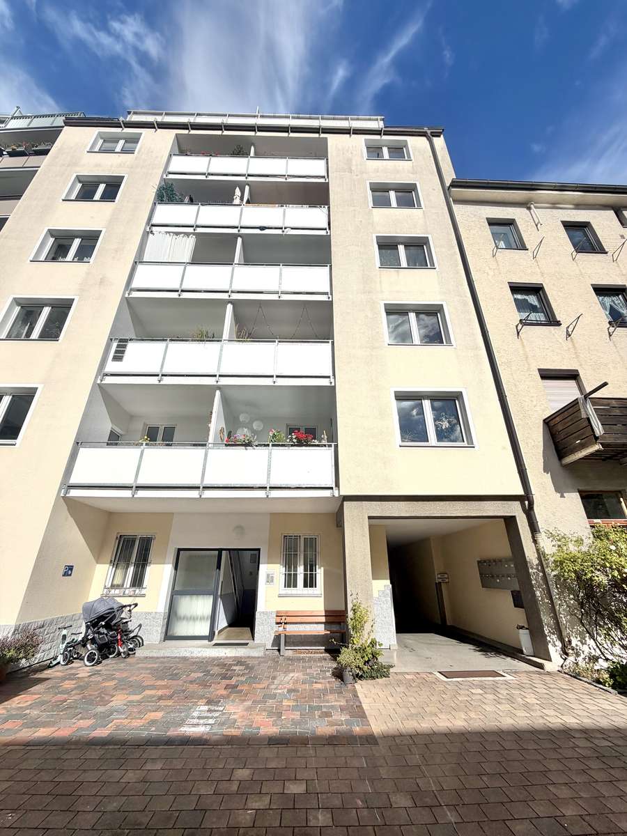 Hausansicht Zentral leben, ruhig wohnen – 3-Zi.-Whg. in der Max-Vorstadt