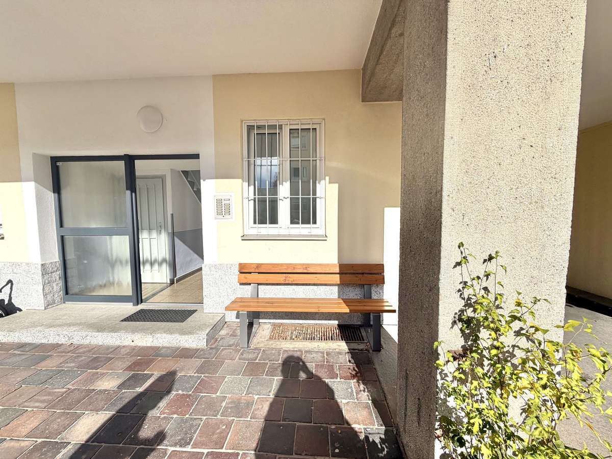 Sitzbank im Innenhof Zentral leben, ruhig wohnen – 3-Zi.-Whg. in der Max-Vorstadt