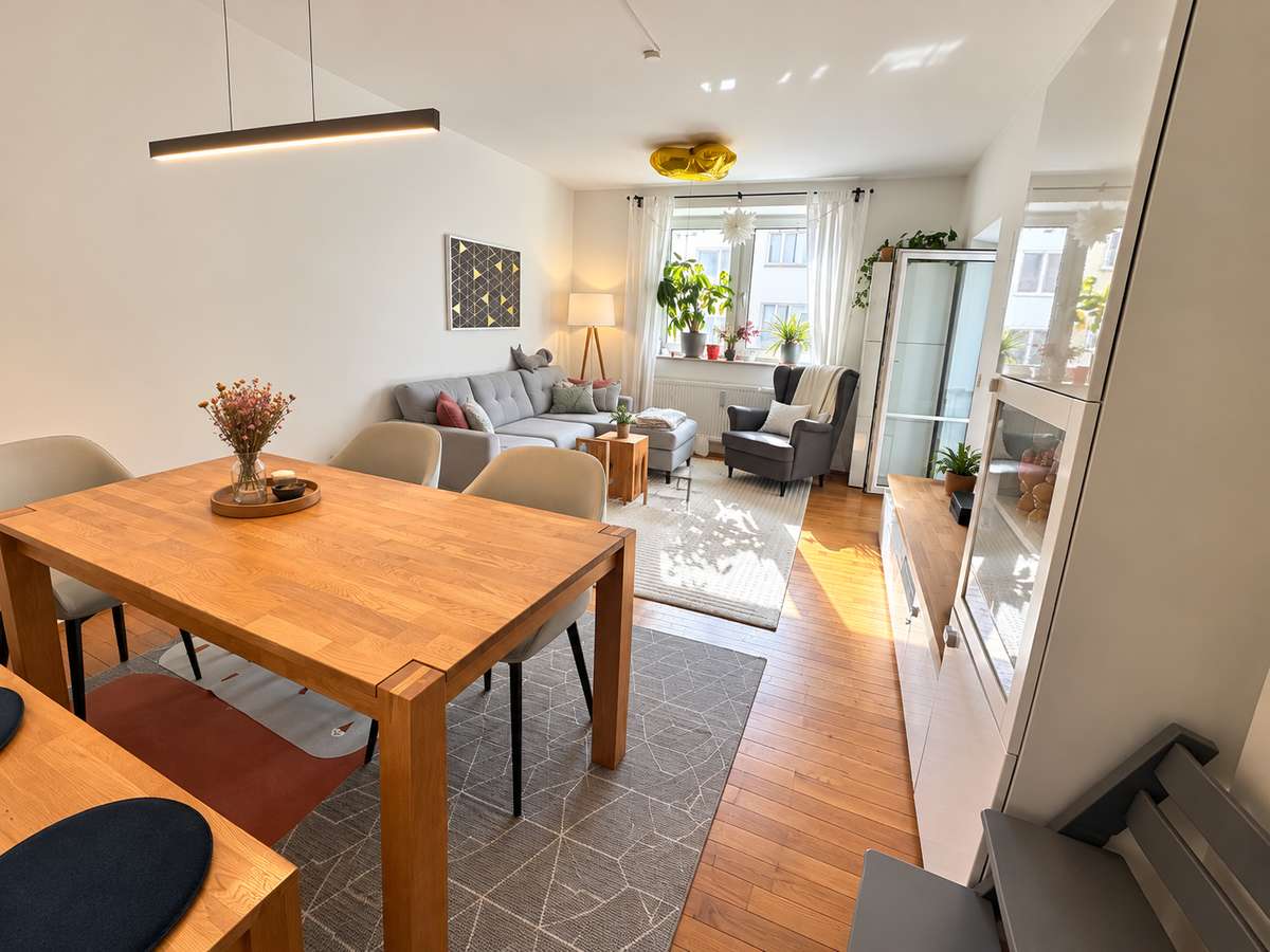 Wohnzimmer Zentral leben, ruhig wohnen – 3-Zi.-Whg. in der Max-Vorstadt