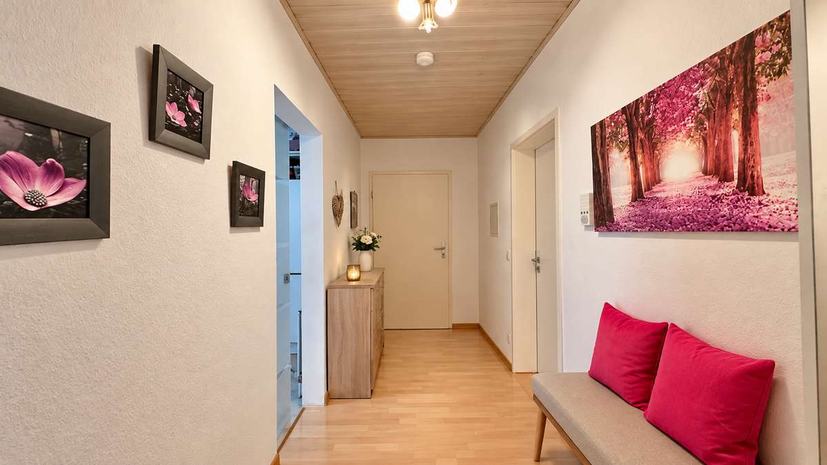 Wohnen im kleinen Haus: RUHIGE 3 Zi. Whg. mit großem Südost Balkon / Nh. S1
