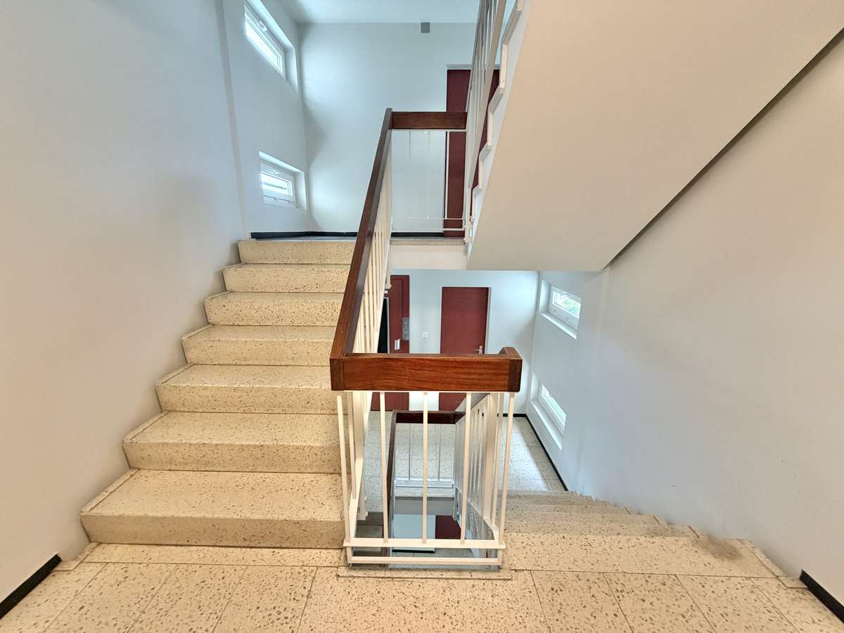 Treppenhaus Wohnglück mit TRAUM-Alpenblick – Charmante 1-Zi.-Whg in Feldmoching