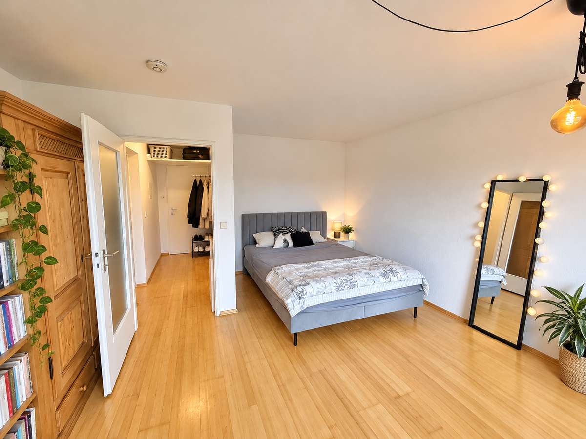 Wohn-/Schlafzimmer Wohnglück mit TRAUM-Alpenblick – Charmante 1-Zi.-Whg in Feldmoching
