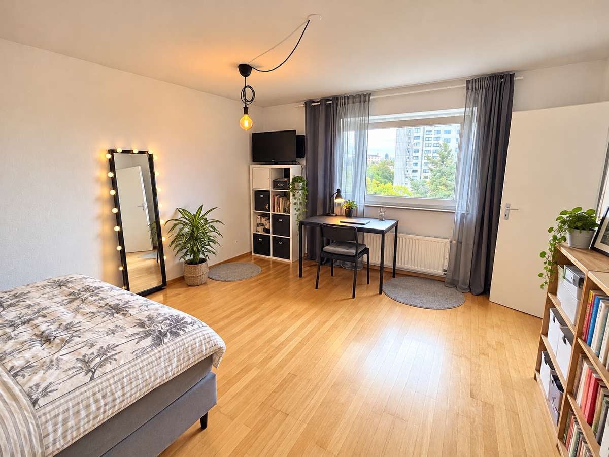 Wohn-/Schlafzimmer Wohnglück mit TRAUM-Alpenblick – Charmante 1-Zi.-Whg in Feldmoching