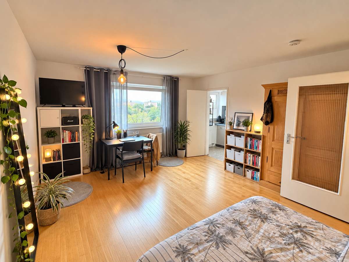 Wohn-/Schlafzimmer Wohnglück mit TRAUM-Alpenblick – Charmante 1-Zi.-Whg in Feldmoching