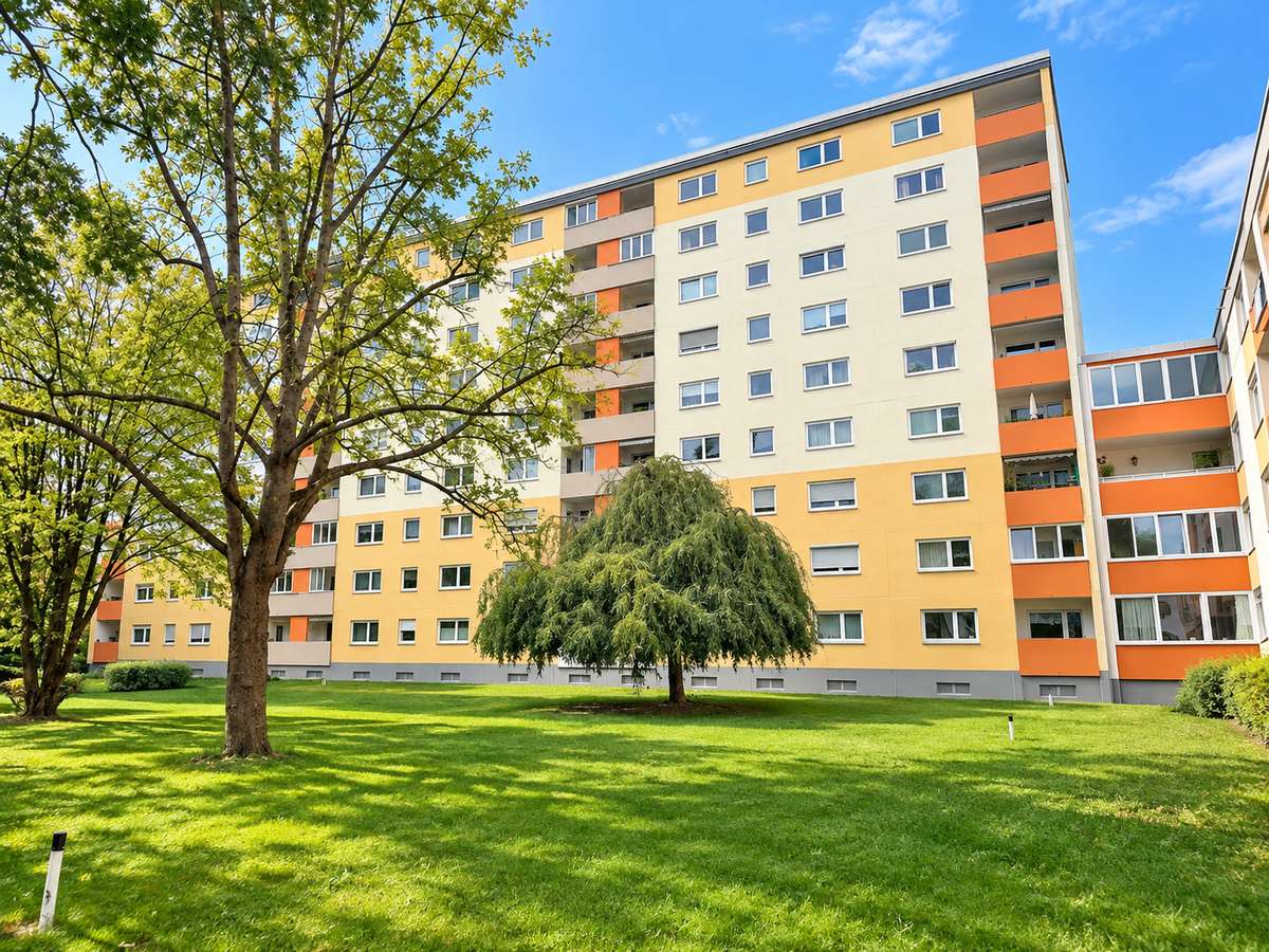 Hausansicht Wohnglück mit TRAUM-Alpenblick – Charmante 1-Zi.-Whg in Feldmoching