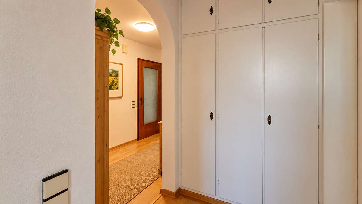 Flur mit Einbauschrank (EG) Goldbach ruft!! Charmantes 2-Familienhaus mit schönem Grundstück und vielen Möglichkeiten
