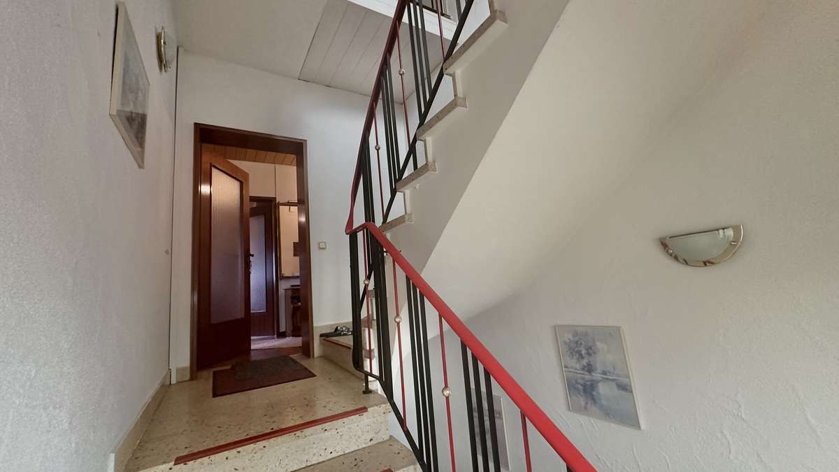 Treppe zum 1.OG Goldbach ruft!! Charmantes 2-Familienhaus mit schönem Grundstück und vielen Möglichkeiten