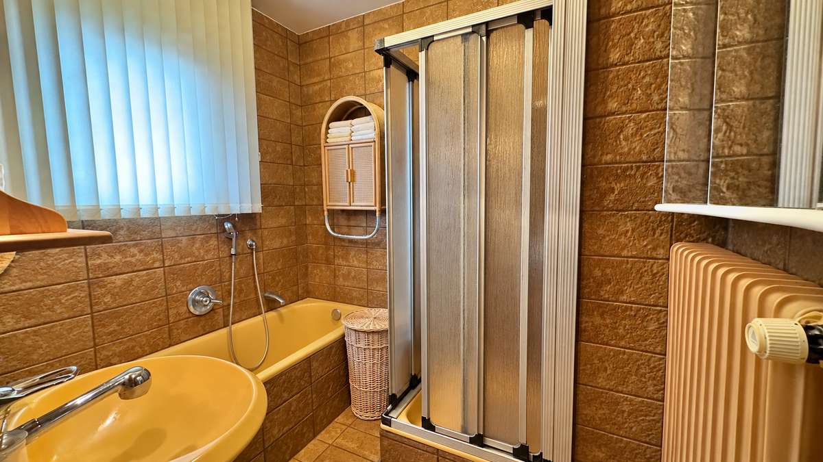 Badezimmer (1.OG) Goldbach ruft!! Charmantes 2-Familienhaus mit schönem Grundstück und vielen Möglichkeiten