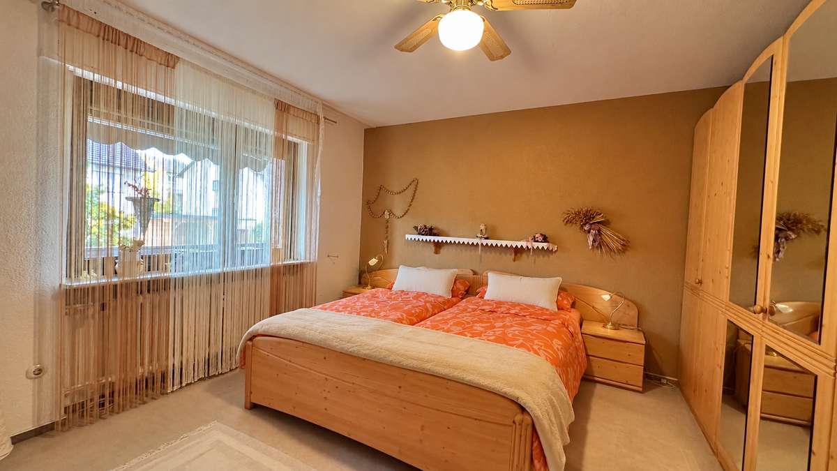 Schlafzimmer (1.OG) Goldbach ruft!! Charmantes 2-Familienhaus mit schönem Grundstück und vielen Möglichkeiten