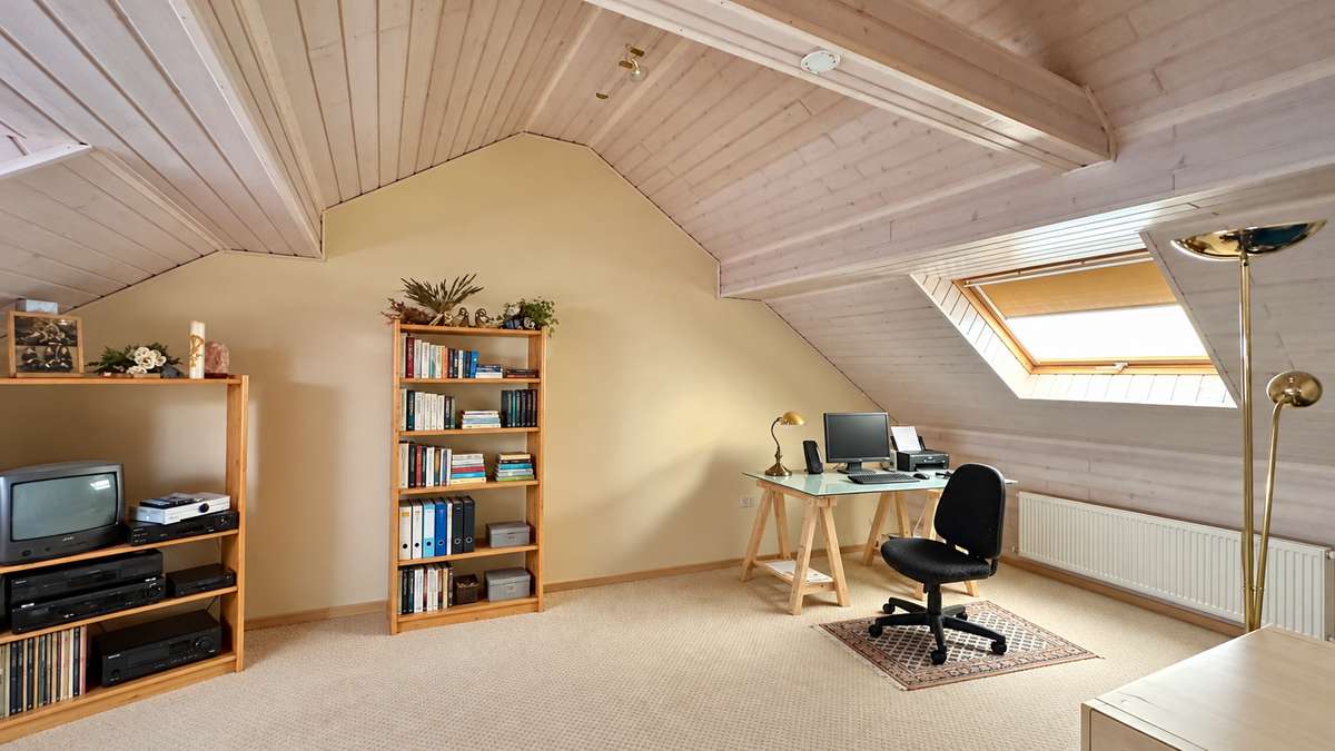 II. Ansicht Dachstudio Goldbach ruft!! Charmantes 2-Familienhaus mit schönem Grundstück und vielen Möglichkeiten