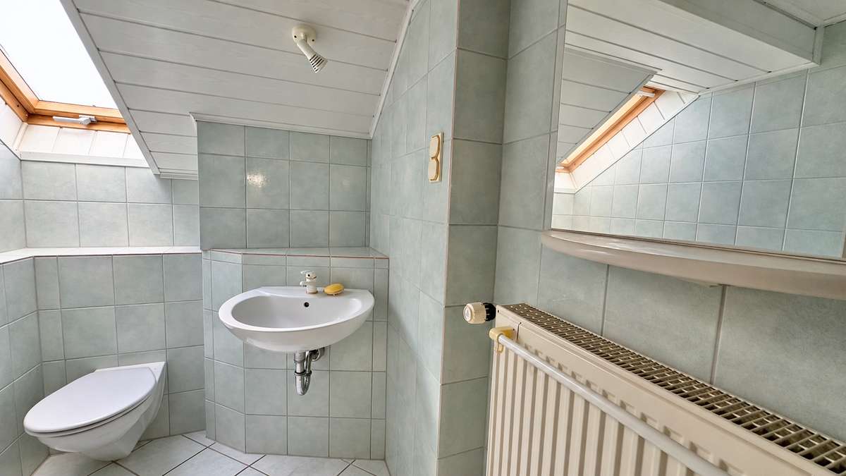 Duschbad im DG Goldbach ruft!! Charmantes 2-Familienhaus mit schönem Grundstück und vielen Möglichkeiten