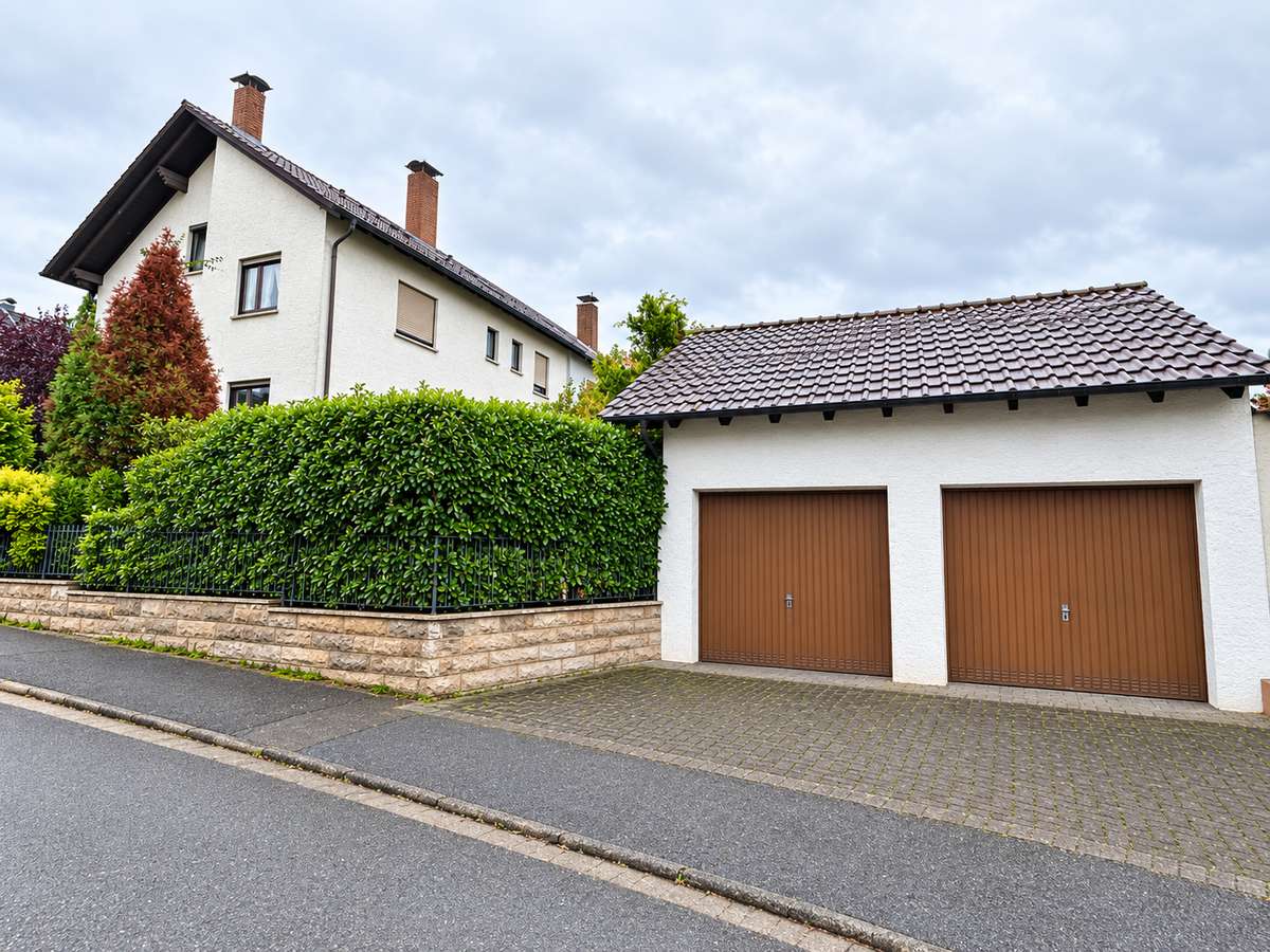 Hausansicht Goldbach ruft!! Charmantes 2-Familienhaus mit schönem Grundstück und vielen Möglichkeiten