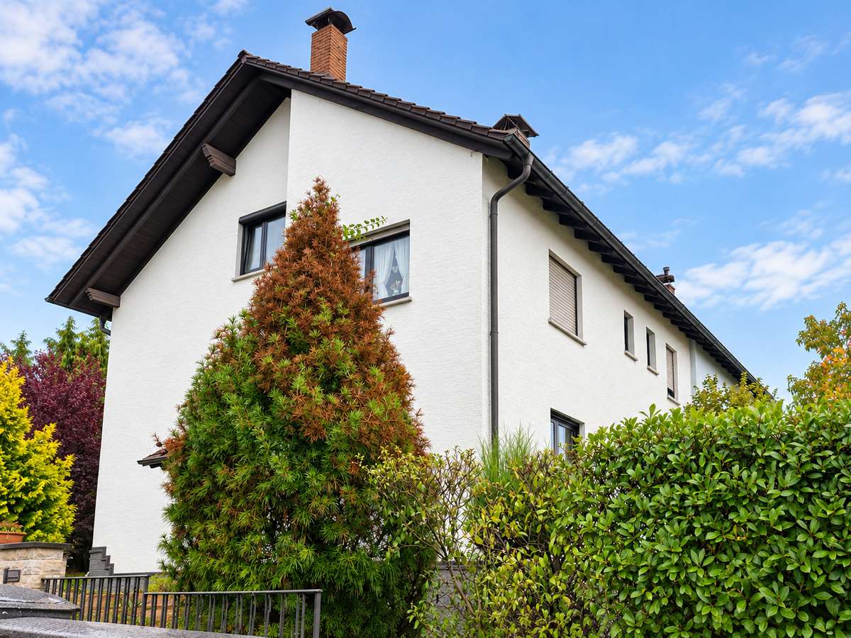 Hausansicht Goldbach ruft!! Charmantes 2-Familienhaus mit schönem Grundstück und vielen Möglichkeiten