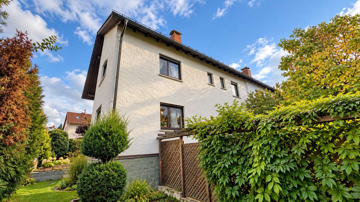 Hausansicht Goldbach ruft!! Charmantes 2-Familienhaus mit schönem Grundstück und vielen Möglichkeiten